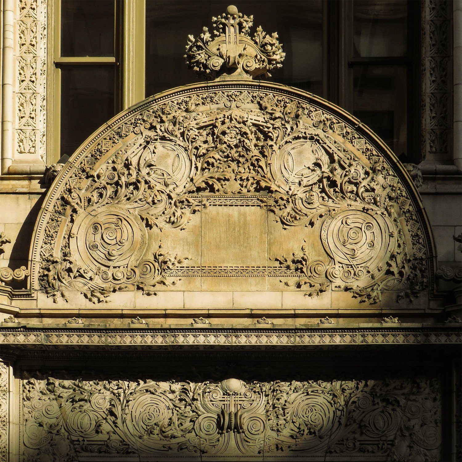 Louis Sullivan. Pediment on the Bayard Building (1899). New York. 