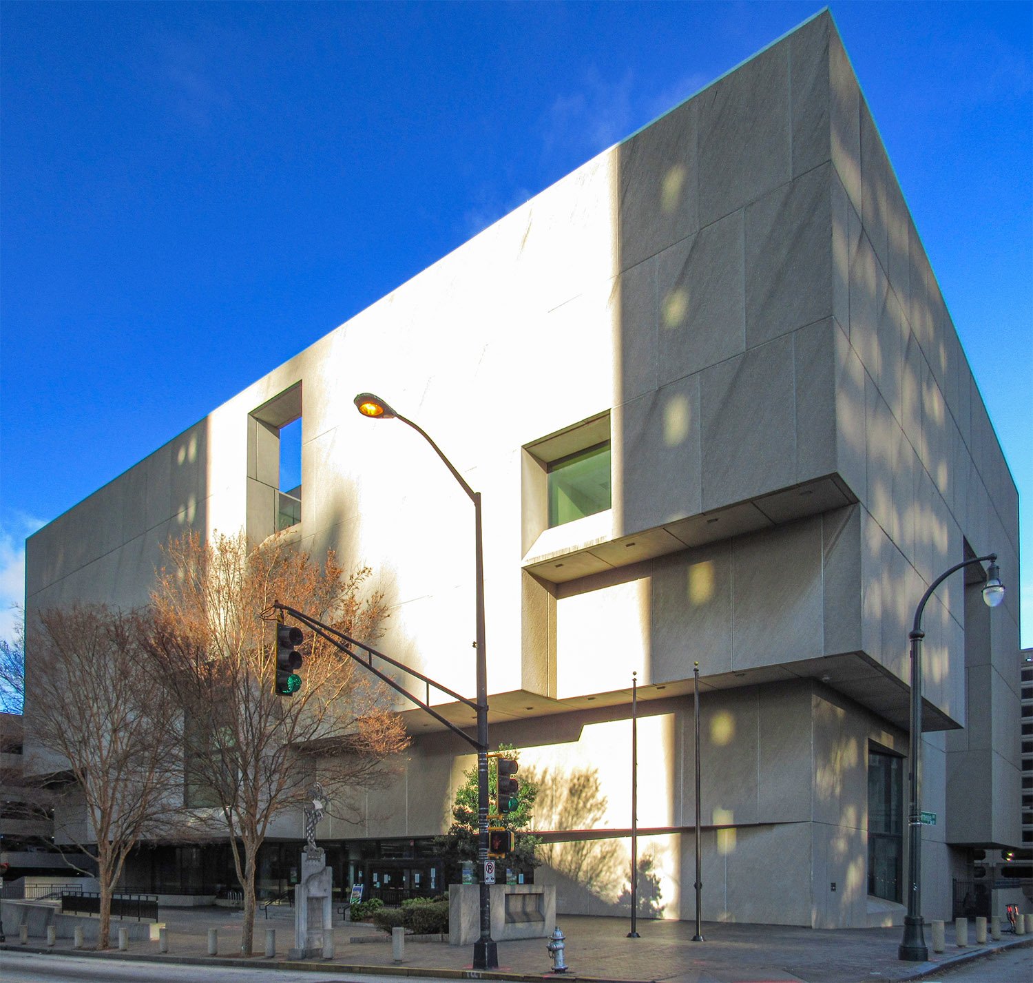 Marcel Breuer and Hamilton Smith with Stevens & Wilkinson. Atlanta Central Library (1980). Atlanta.