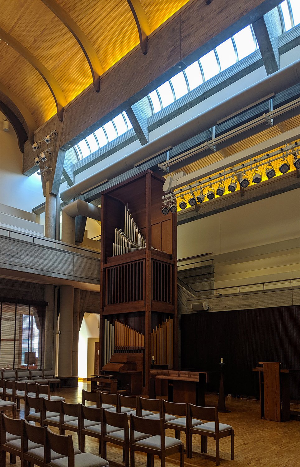 Organ in the sanctuary of Cannon Chapel