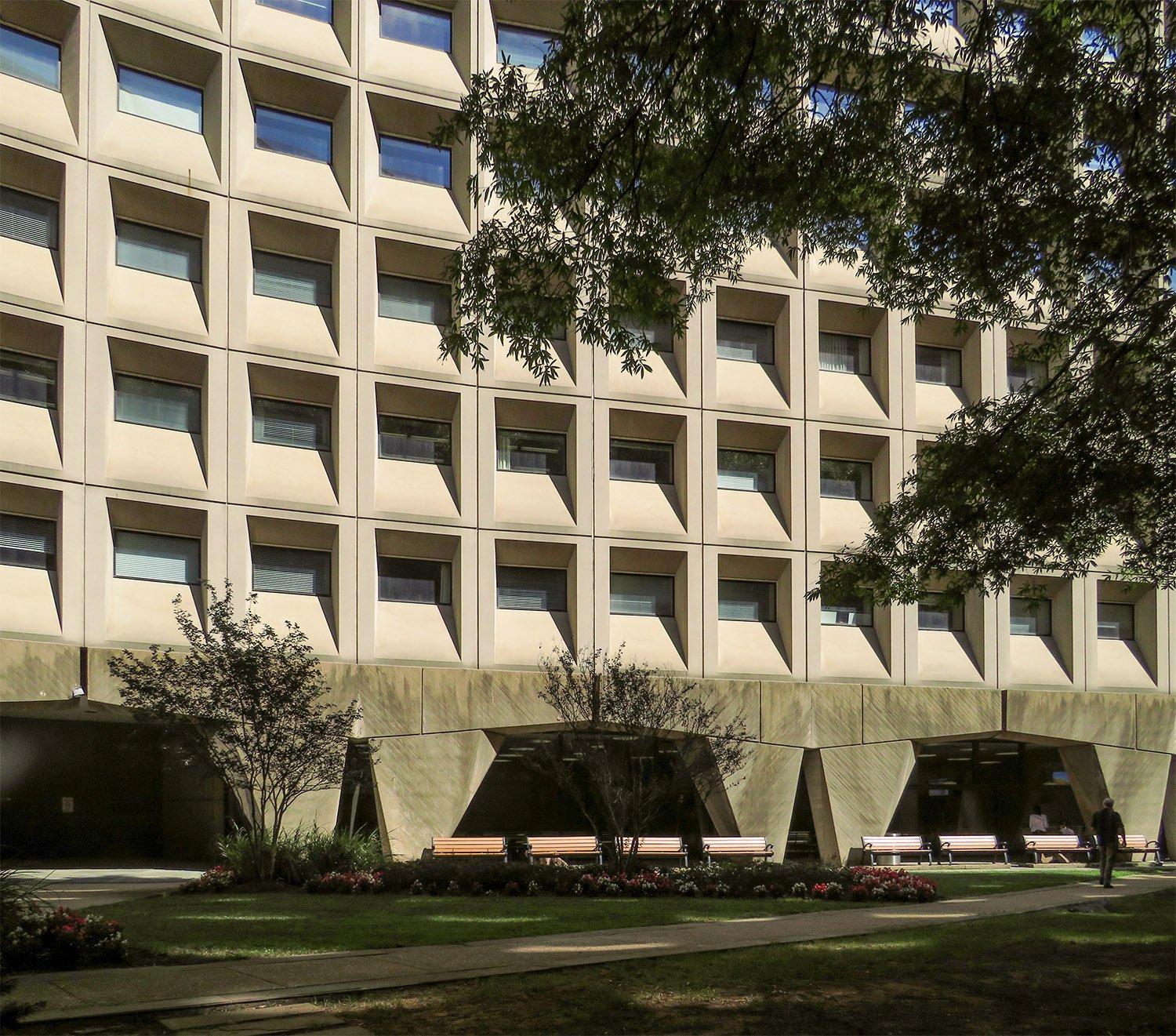 Marcel Breuer and Herbert Beckhard. Department of Housing and Urban Development (1968). Washington, D.C.