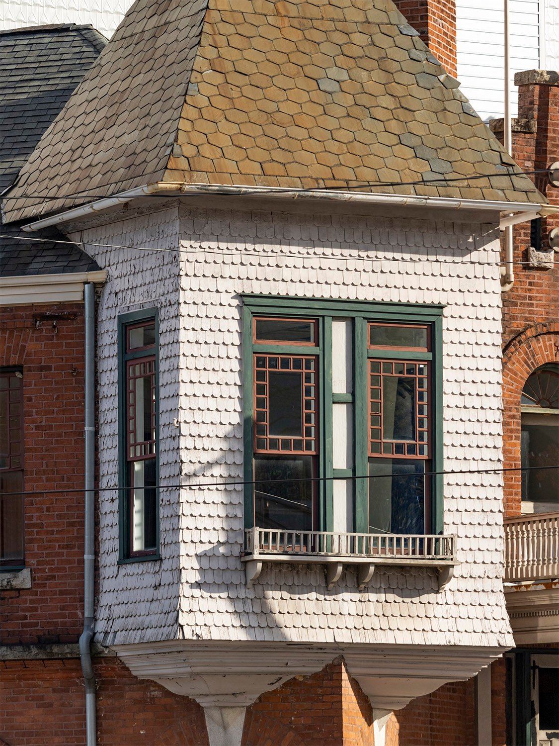 Squared corner turret on 125 Edgewood Avenue