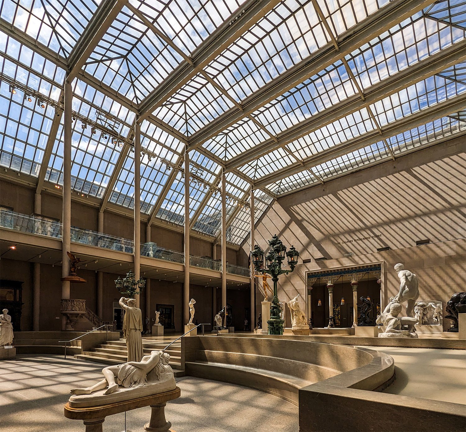 Kevin Roche of Roche-Dinkeloo Associates. Charles Englehard Court in the American Wing of the Metropolitan Museum of Art (1980). New York.