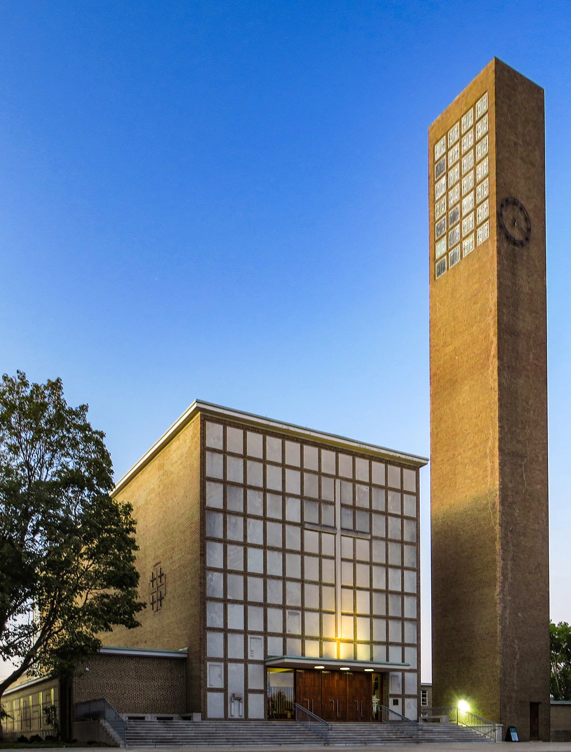 Eliel and Eero Saarinen. First Christian Church (1942). Columbus, Indiana.