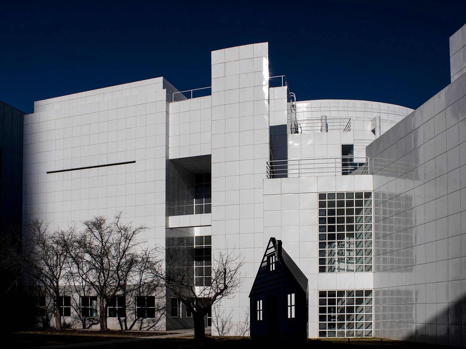 Richard Meier. High Museum of Art (1983). Atlanta. In foreground: Roy Lichtenstein. House III (1997).