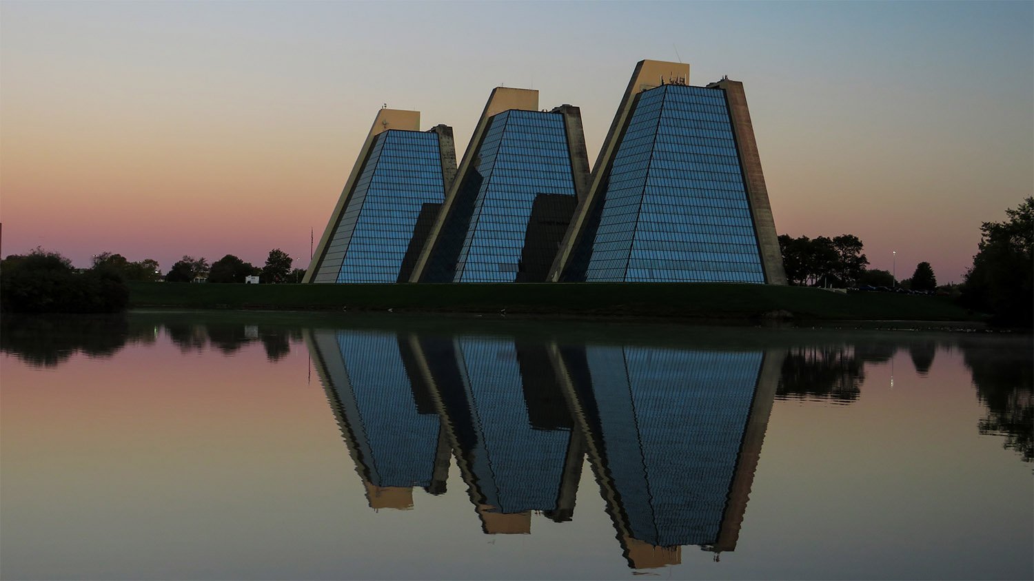 Kevin Roche of Roche-Dinkeloo Associates.The Pyramids (1972). Indianapolis.