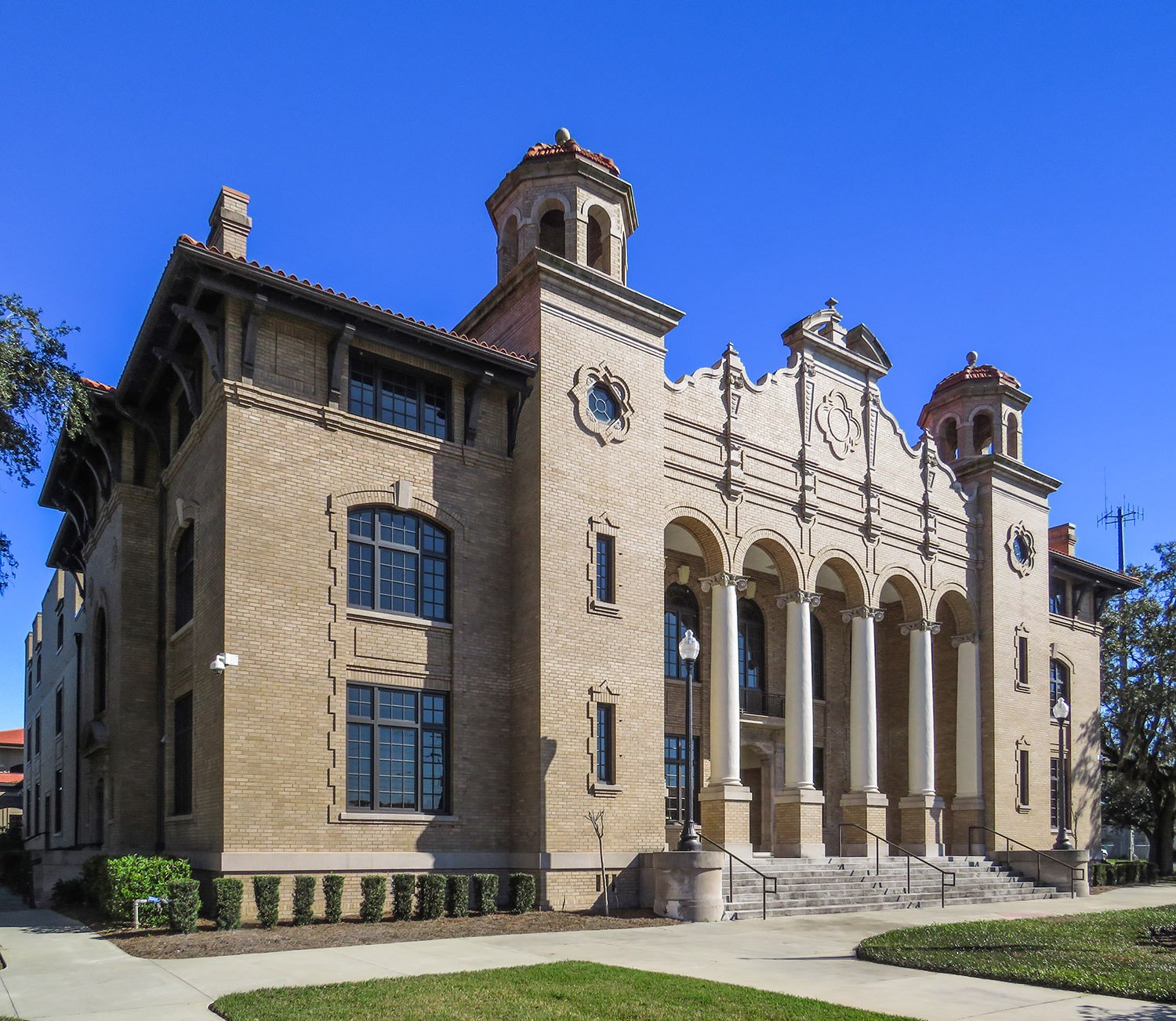 Looking at the Sumter County Courthouse from the northwest