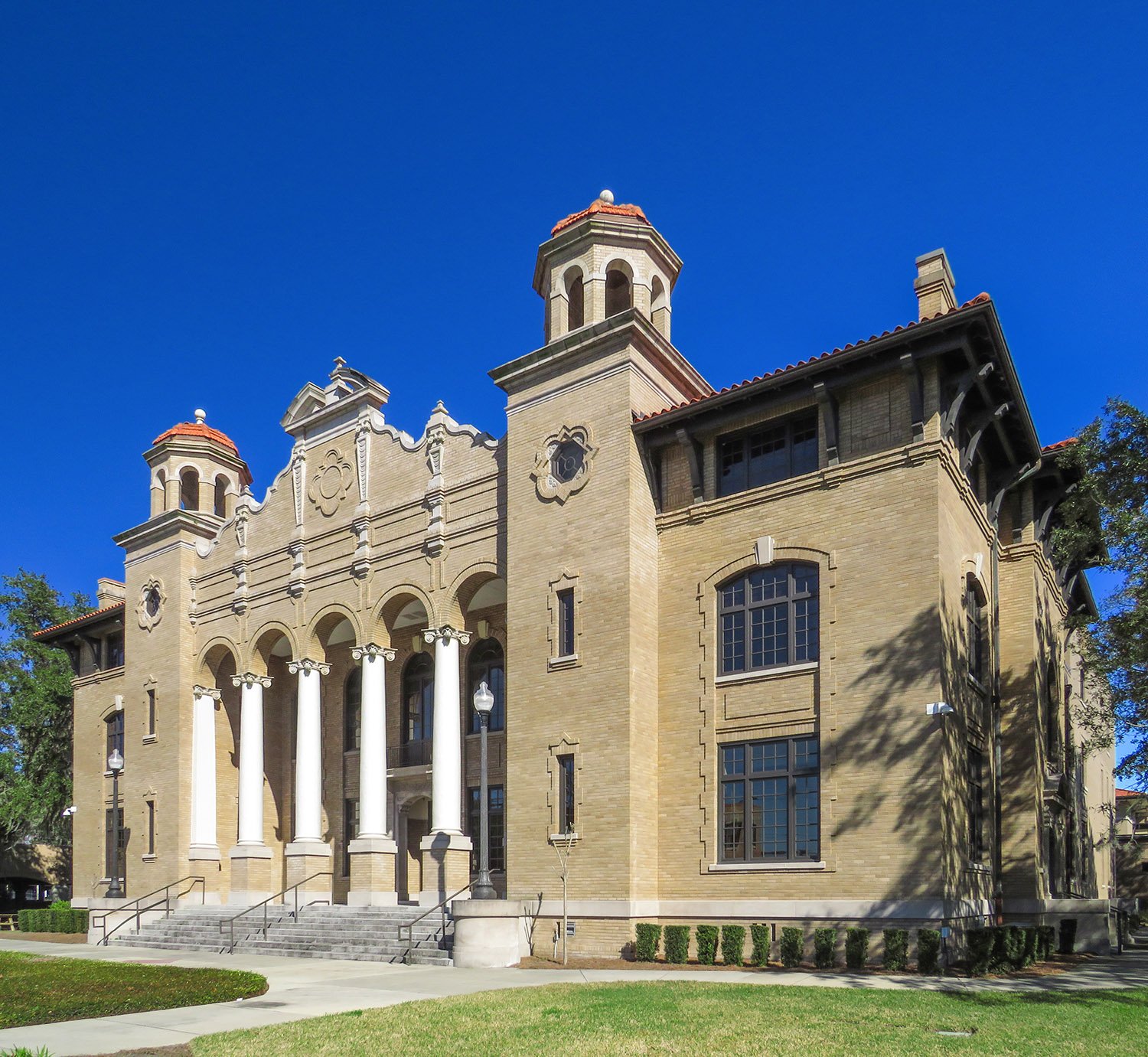 Looking at the Sumter County Courthouse from the southwest