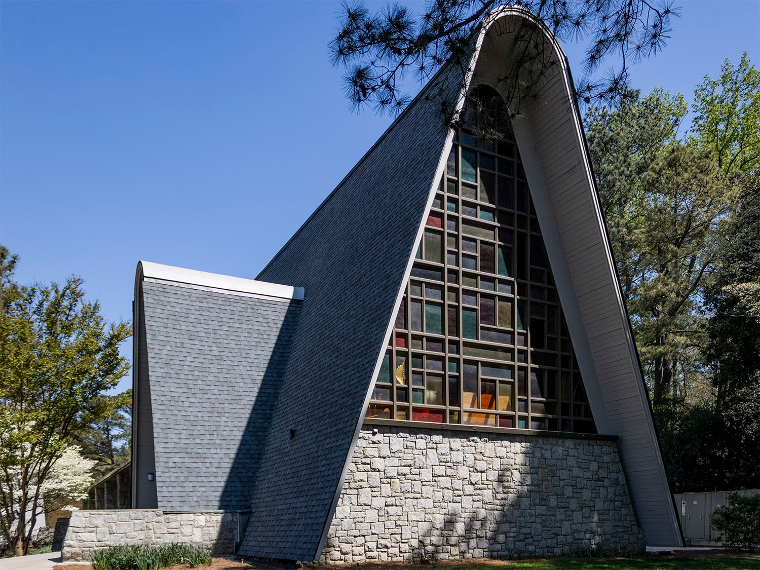 Barker & Cunningham. Sanctuary of North Decatur Presbyterian Church (1966). Decatur, Georgia.