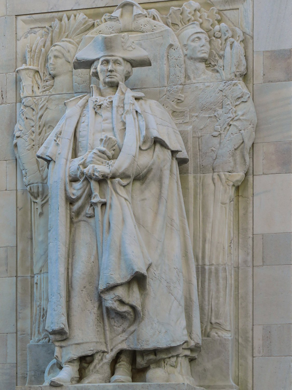 Hermon A. MacNeil. George Washington as Commander-in-Chief (1916). North facade of the Washington Square Arch, New York.