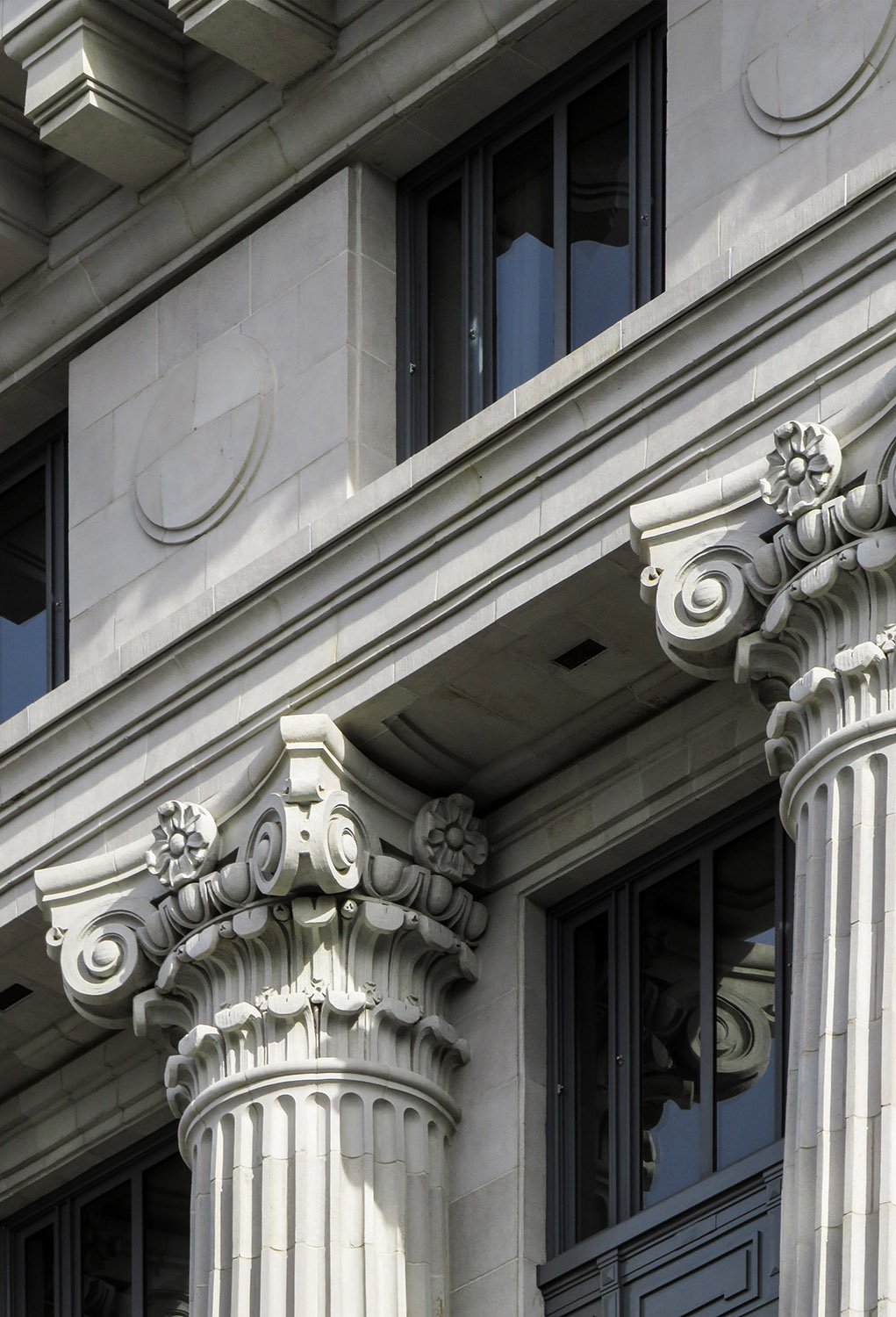 Scamozzi capitals and cornice on the facade of the Fulton County Courthouse, Atlanta