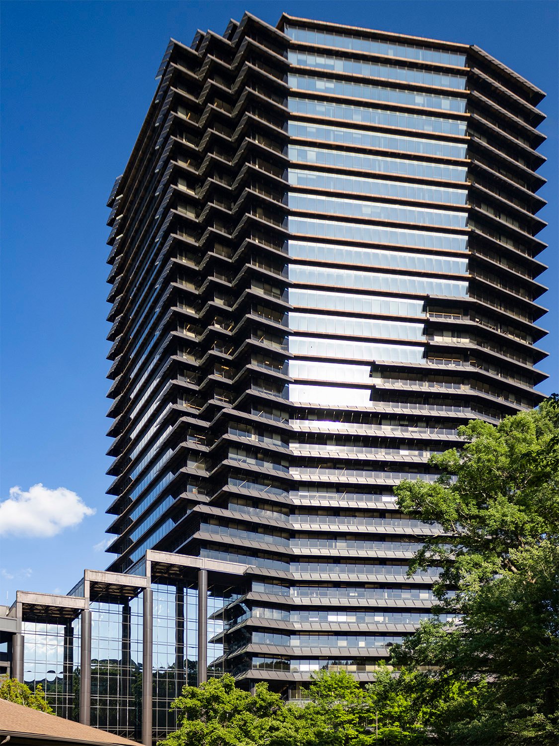 Kevin Roche of Kevin Roche John Dinkeloo and Associates. Three Ravinia Drive (1991). Dunwoody, Georgia.