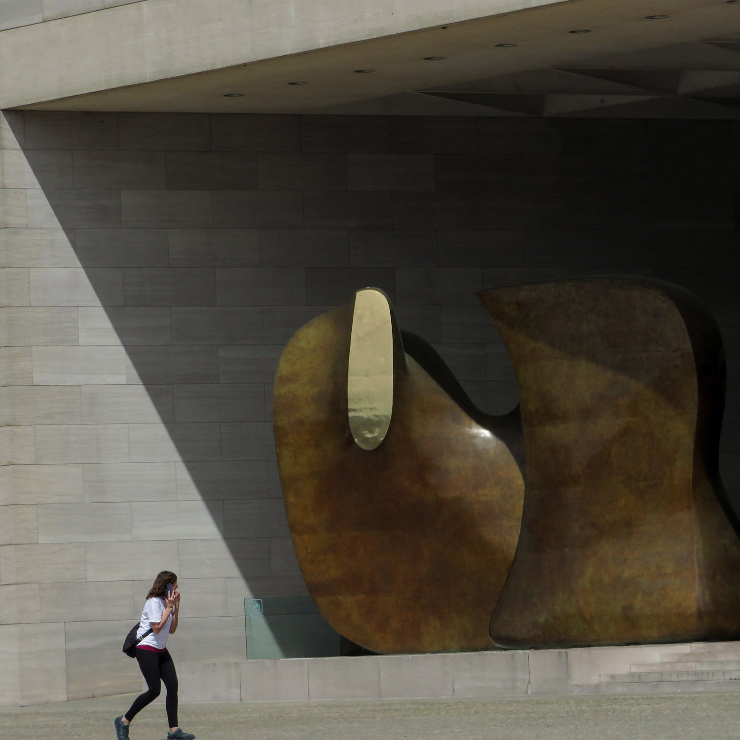 Henry Moore. Mirror Knife Edge (1977). West facade of the East Building.