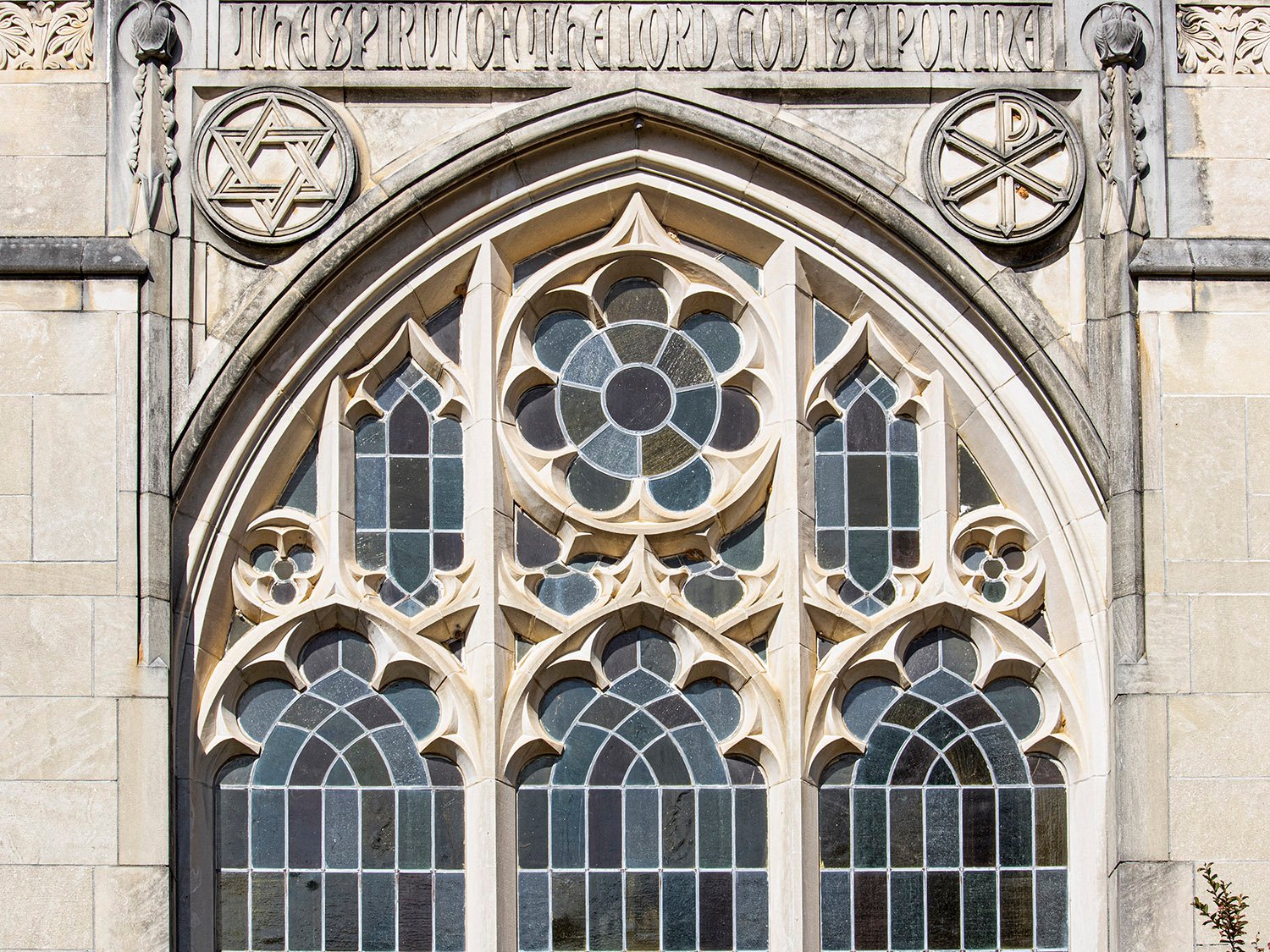 Window on the south facade of Emory Presbyterian Church