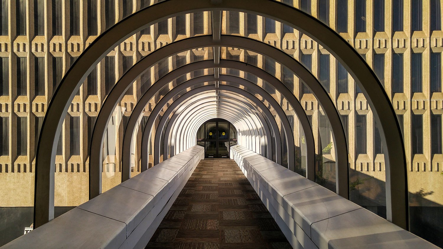 John Portman and Associates. Skybridge to Gas Light Tower. Peachtree Center, Atlanta.