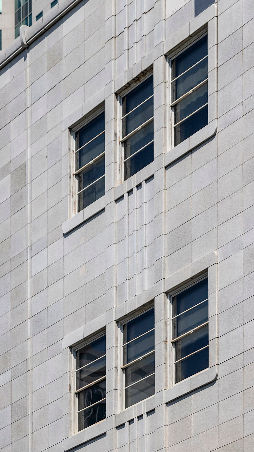 Fourth and fifth-floor windows on the west facade of S.H. Kress & Co., Birmingham, Alabama