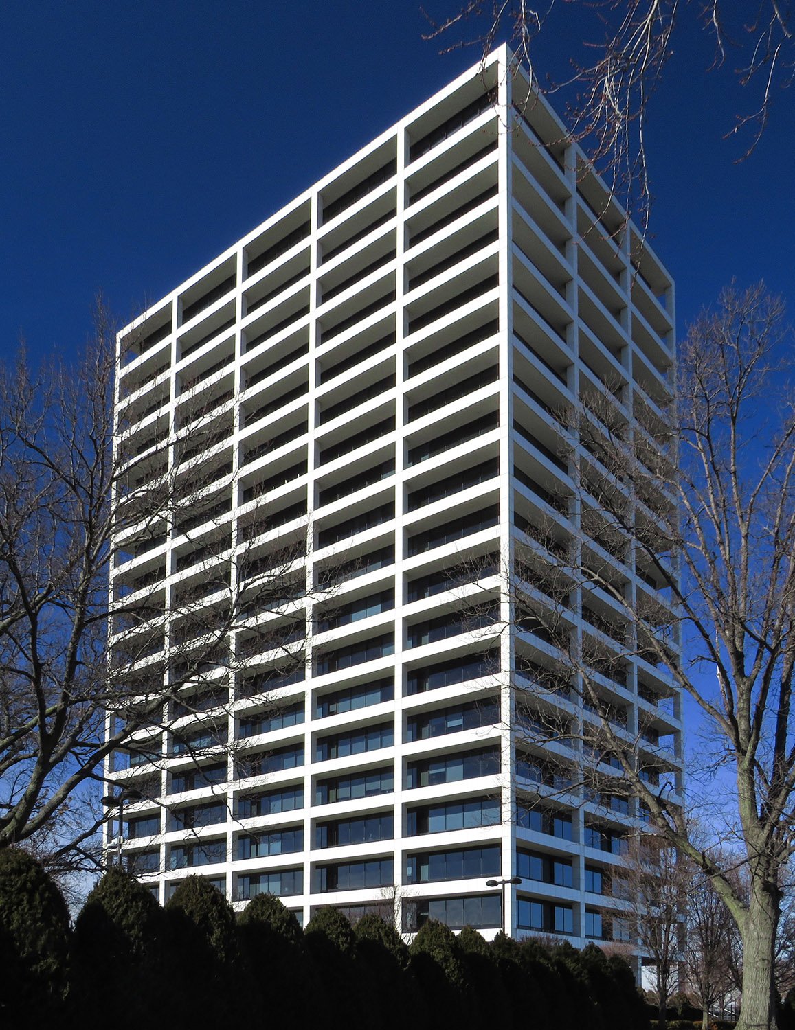 Skidmore, Owings & Merrill with Tanner-Linscott & Associates. BMA Tower (1963). Kansas City, Missouri.