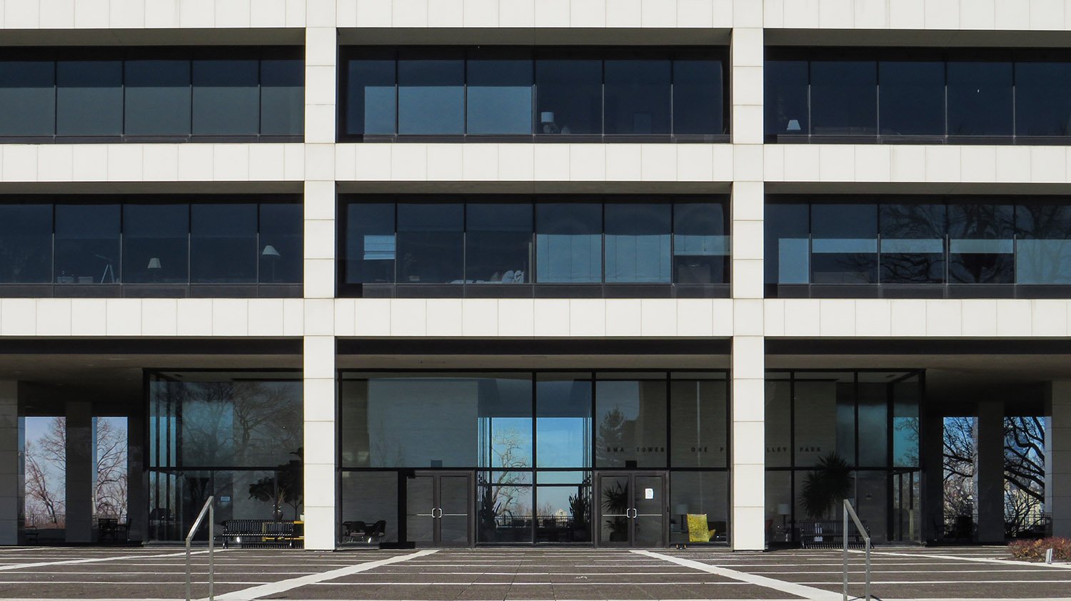 Entrance at the south facade of BMA Tower, Kansas City