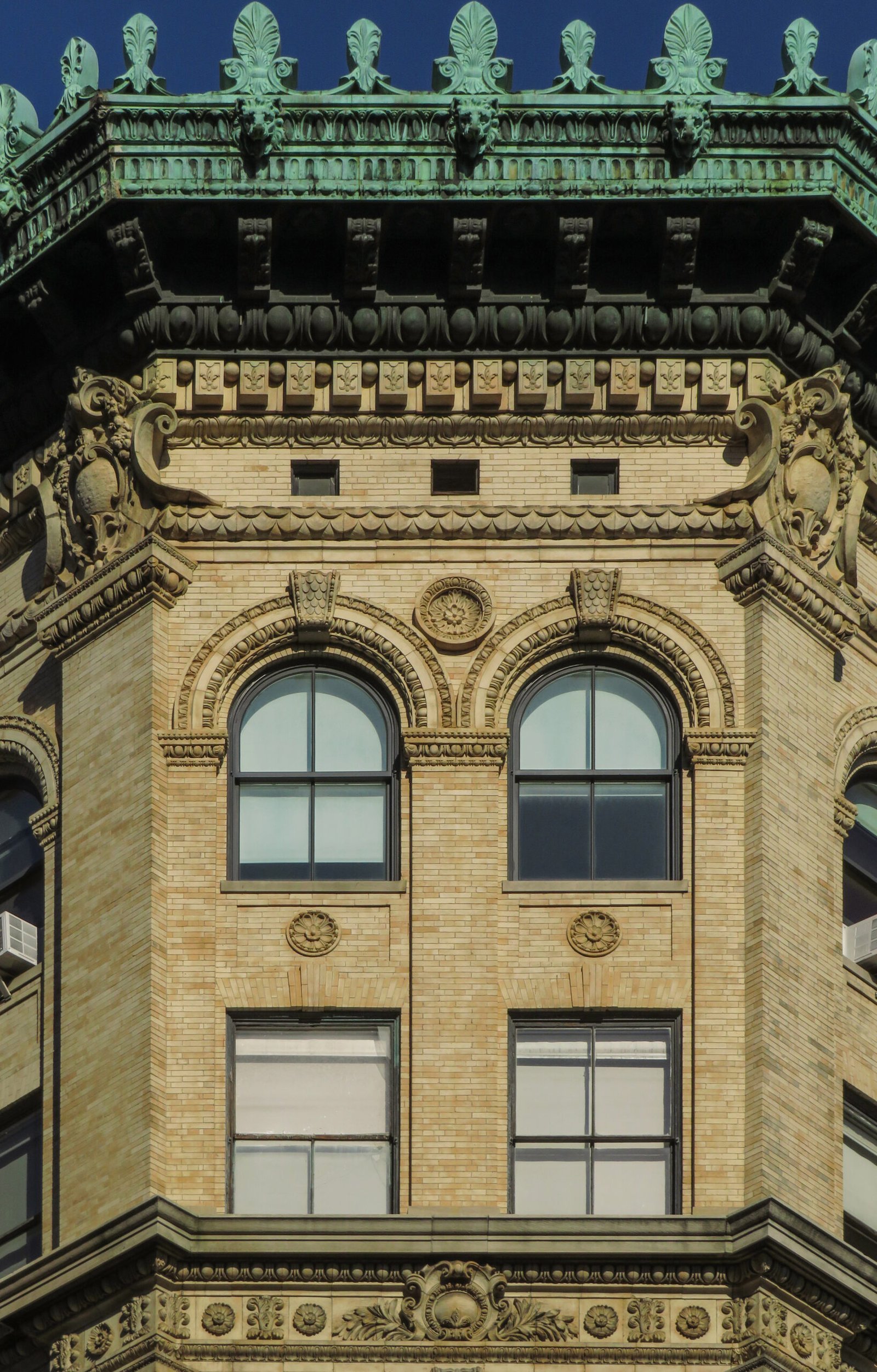 Chamfered corner bay on the facade of the Cable Building, New York