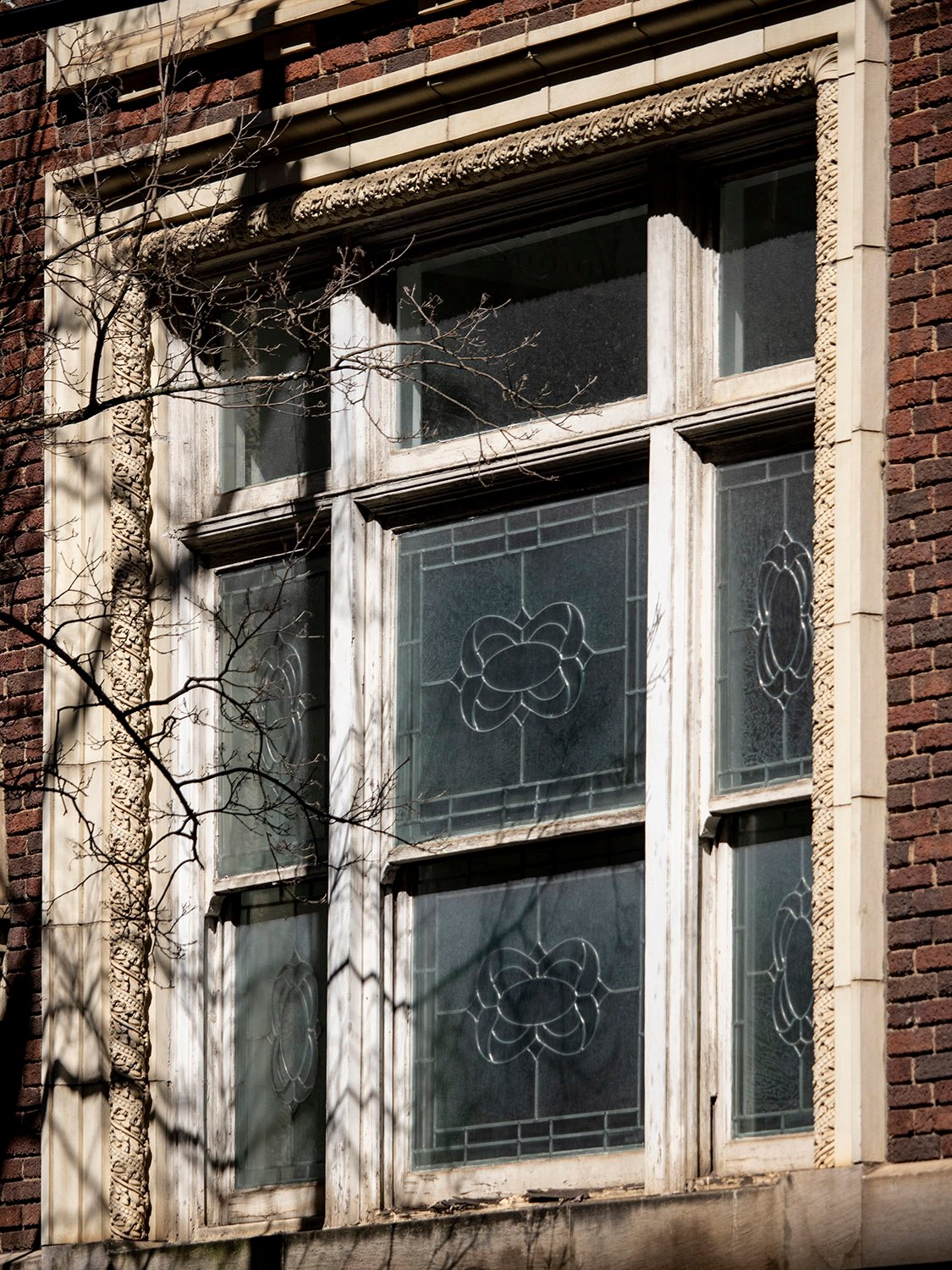 First-floor window on the facade of Atlanta Lodge