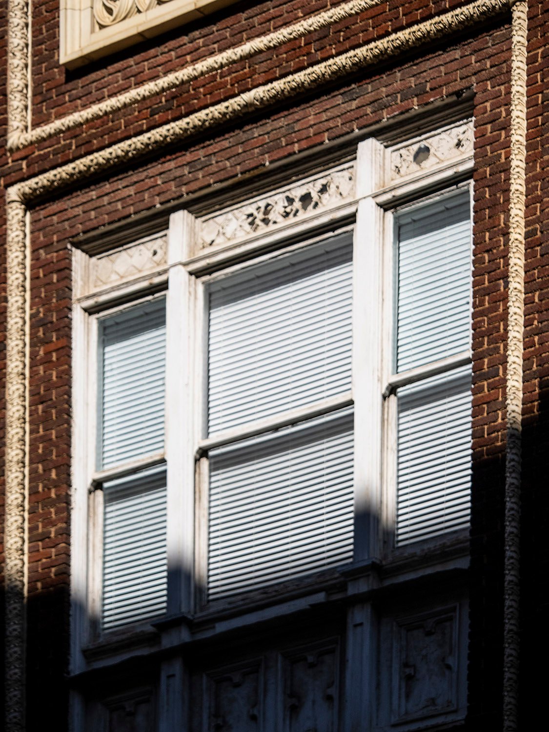 Third-floor window on the facade of Atlanta Lodge