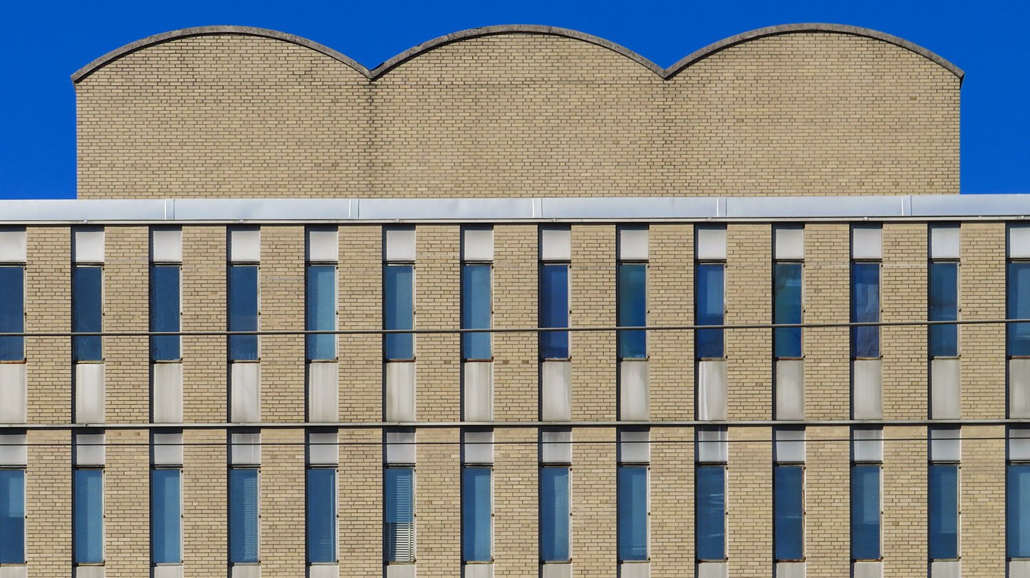 Screen wall and windows on the east facade of the Baptist Professional Building