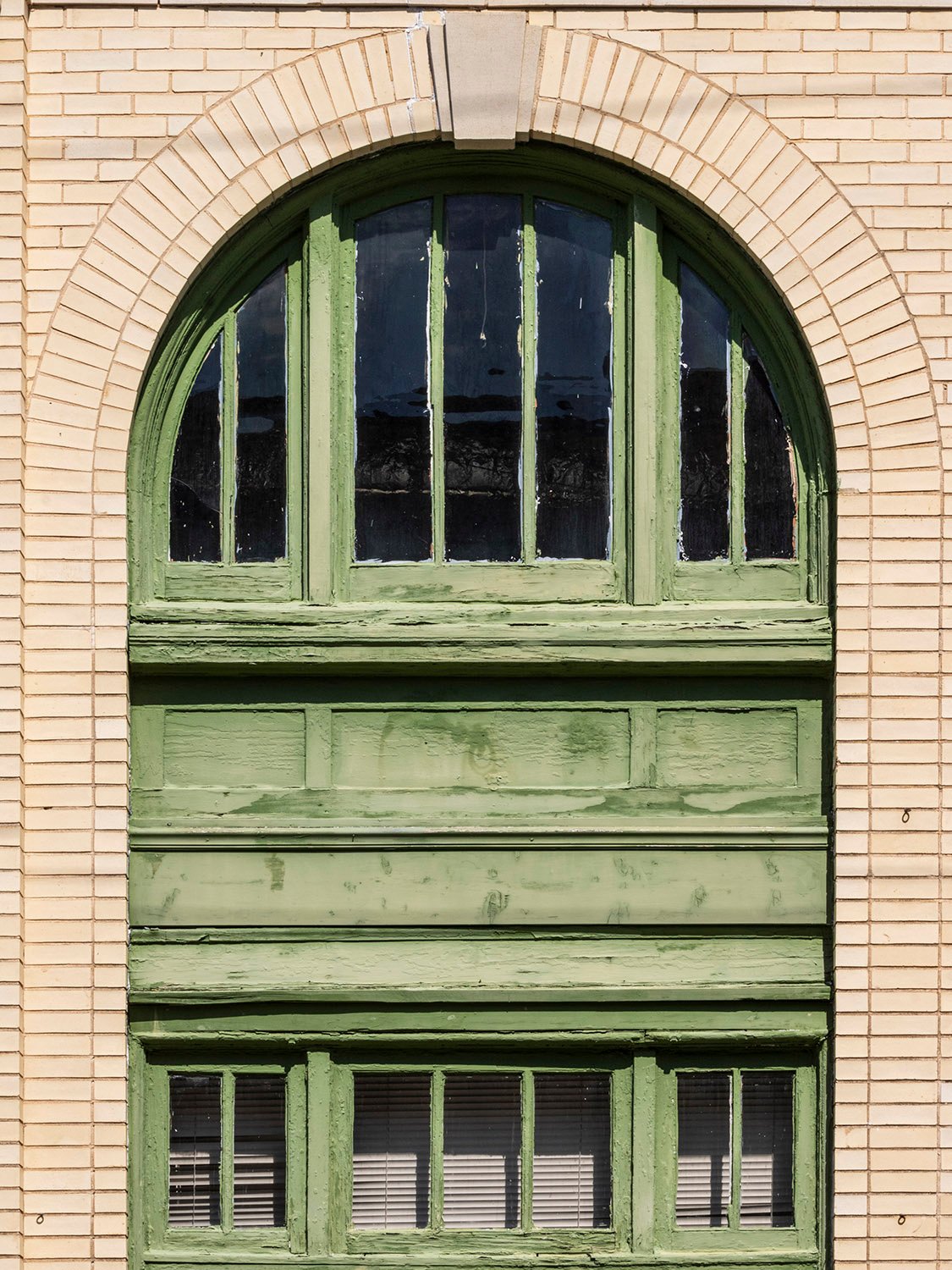Windows and spandrel on the south elevation of First National Bank, Conyers, Georgia