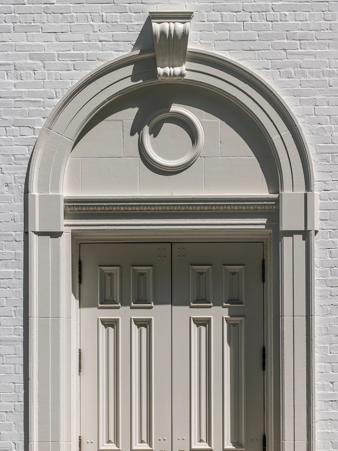Door with segmental pediment on the facade of the Second Ponce de Leon Baptist Church
