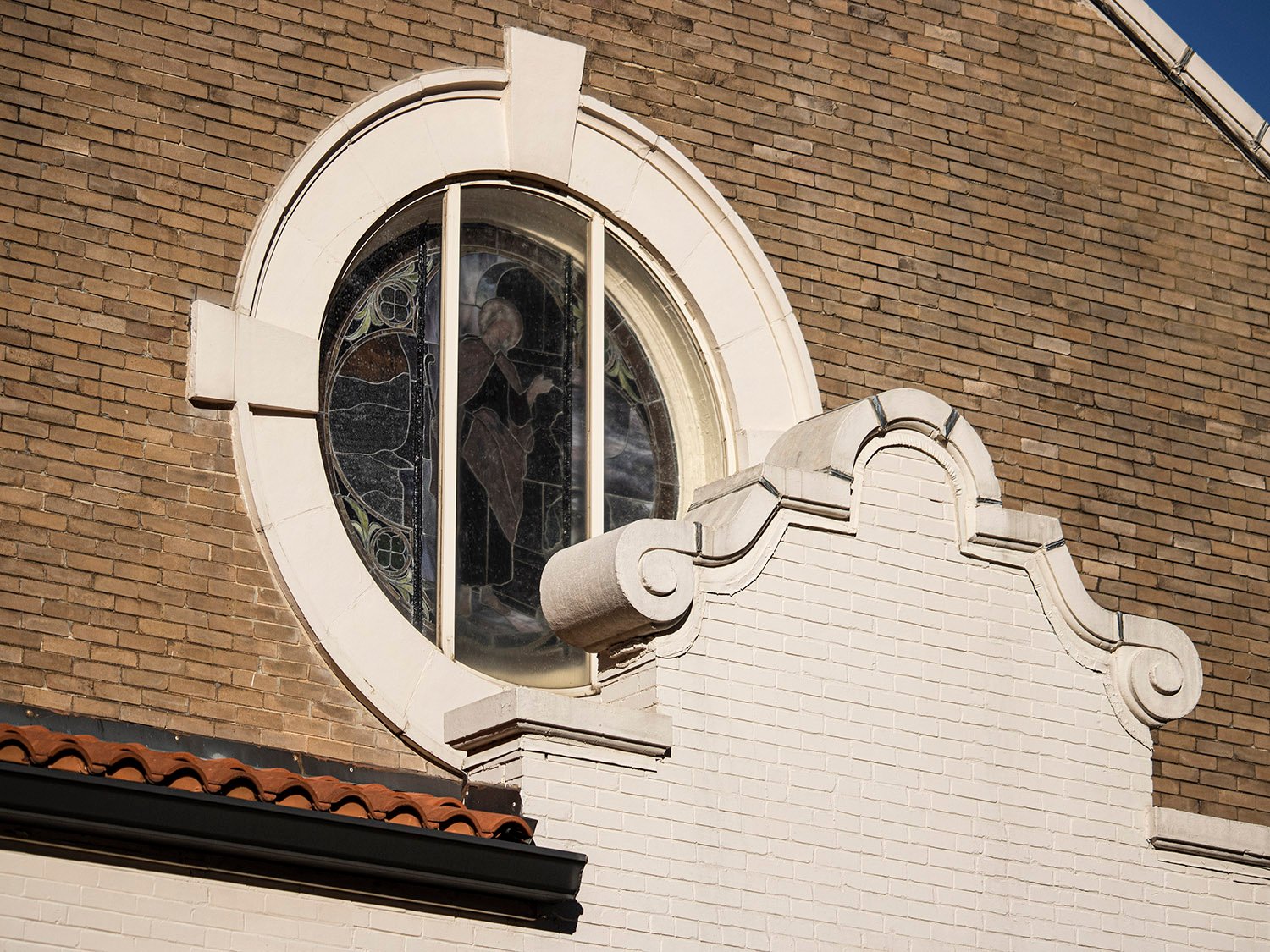 Round window and porch gable on the south facade of First Congregational Church, Atlanta