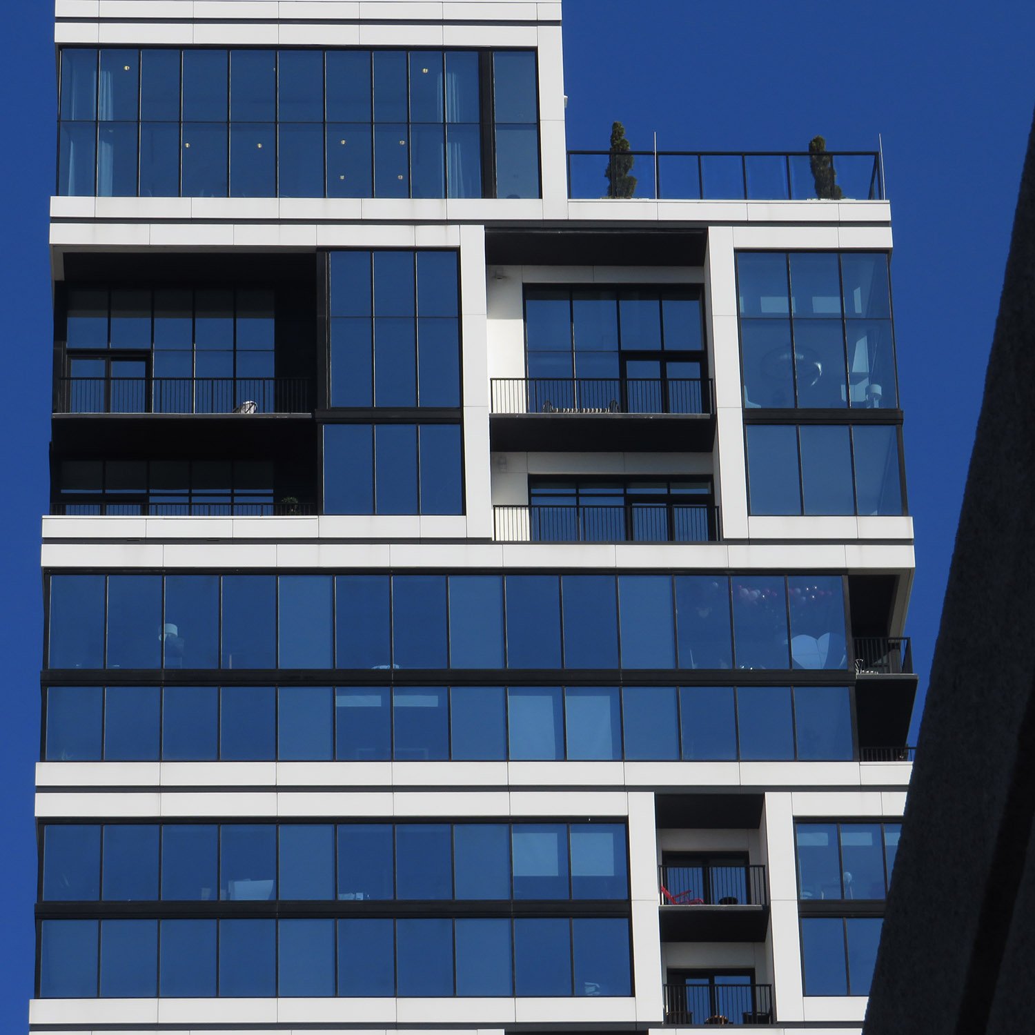 Looking up at the facade of lilli Midtown, Atlanta