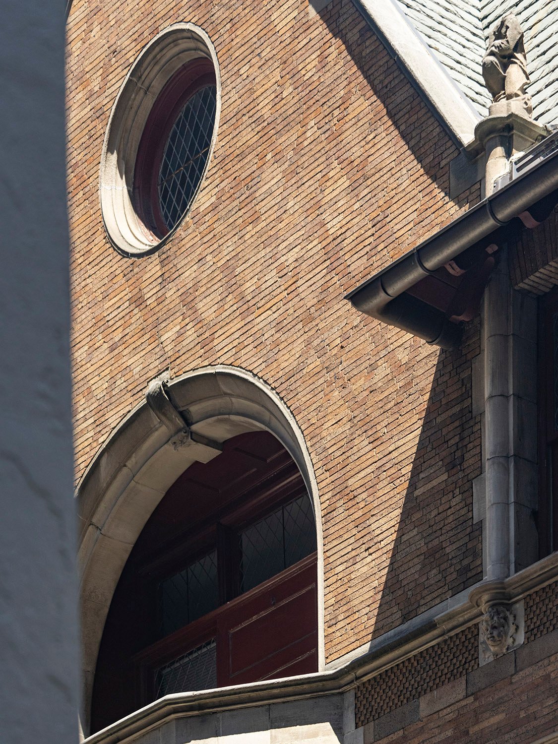 Third-floor balcony and circular window on the west elevation of the Clarence B. Moore Residence, Philadelphia