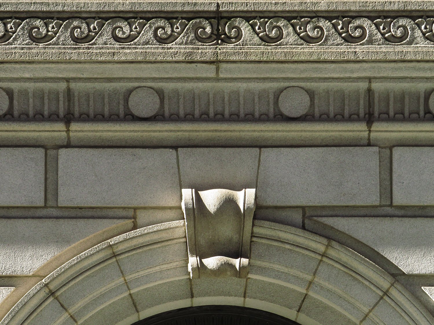Stringcourse, window arch, and a keystone on the United States Post Office and Courthouse, Atlanta